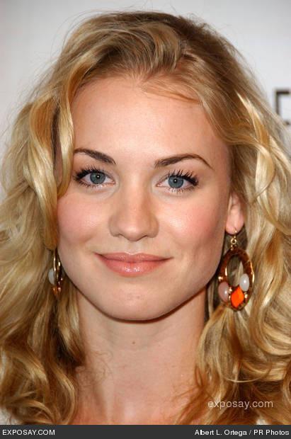 yvonne-strahovski-the-25th-annual-william-s-paley-television-festival-an-evening-with-chuck-arrivals-qfZwQG.jpg
